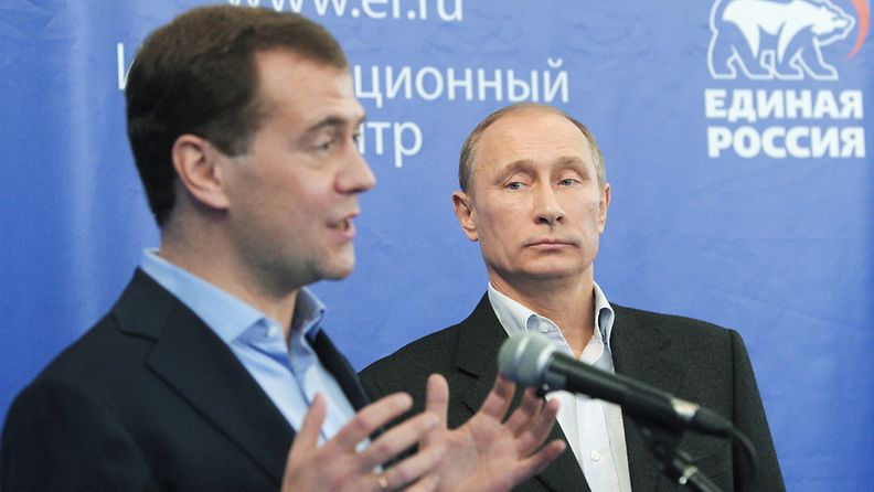 Venäjän presidentti Dmitri Medvedevin ja pääministeri Vladimir Putinin Yhtenäinen Venäjä -puolue on saamassa alle puolet parlamenttivaalien äänistä. 