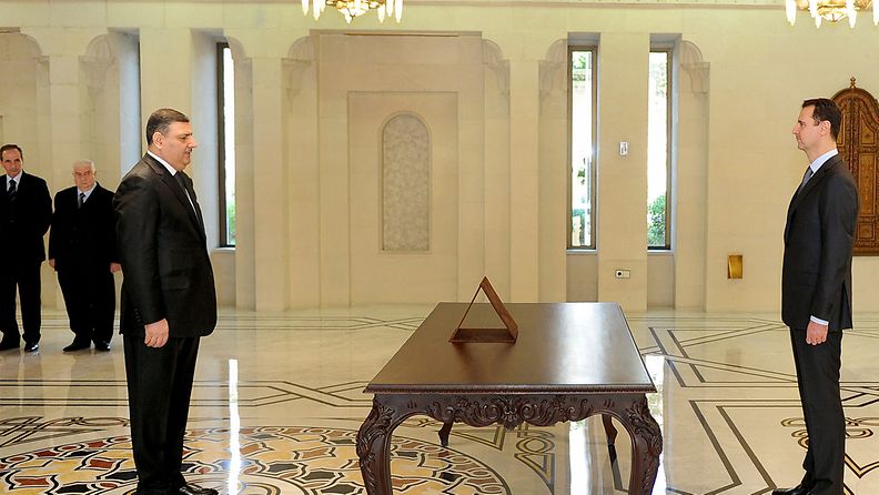 Syyrian nyt jo ex-pääministeri Riad Hijab vannoo perustuslaillisen valan presidentinpalatsissa Damaskoksessa 26. kesäkuuta 2012.
