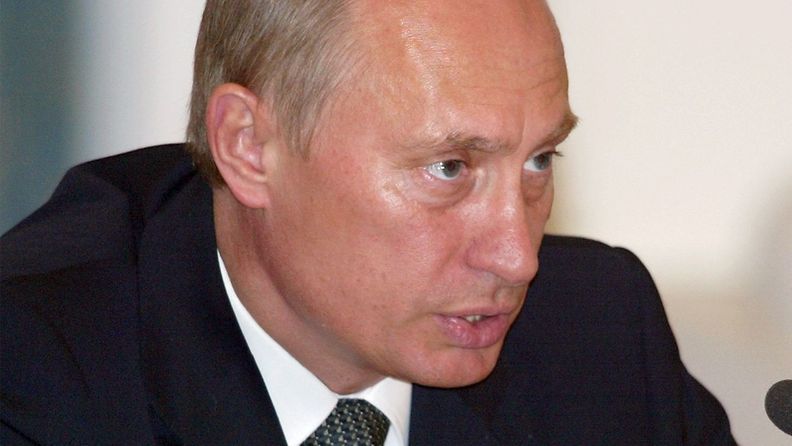 Presidentti Vladimir Putin puhuu EU:n ja Venäjän välisessä huippukokouksessa Kremlissä 29. toukokuuta 2002.
