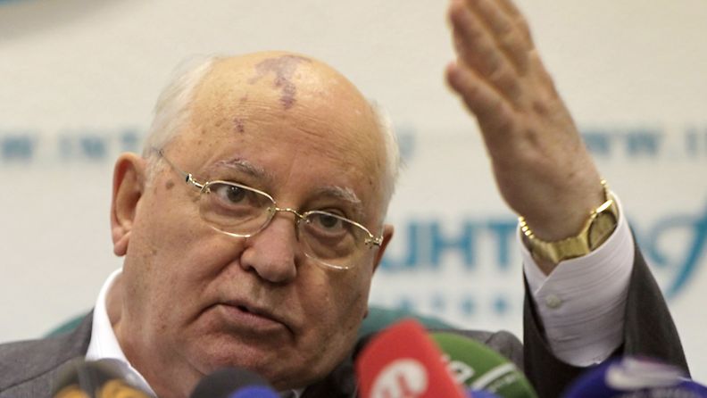 Mihail Gorbatshov viittoo puhuessaan elokuussa 2011. 