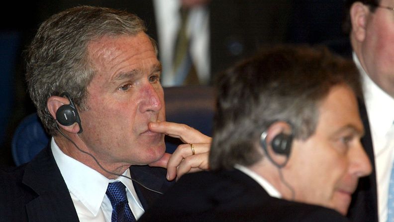 George Bush (vas) ja Tony Blair (oik) Nato-kokouksessa Roomassa 28. toukokuuta 2002.