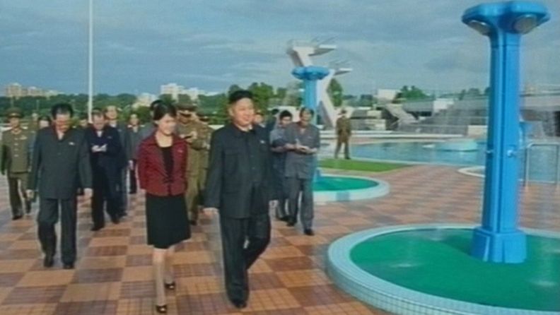 Pohjois-Korean johtaja Kim Jong-un vaimonsa Ri Sol-ju'n kanssan huvipuistovierailulla.