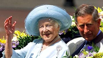 Kuningataräiti Elisabeth juhli 100-vuotissyntymäpäiviään yhdessä tyttärenpoikansa prinssi Charlesin kanssa Lontoossa.