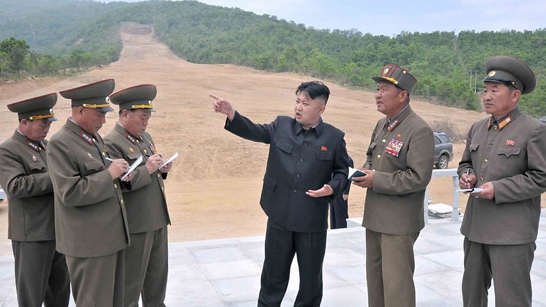 Kim Jong-Un tarkasti rakenteilla olevaa hiihtokeskusta.