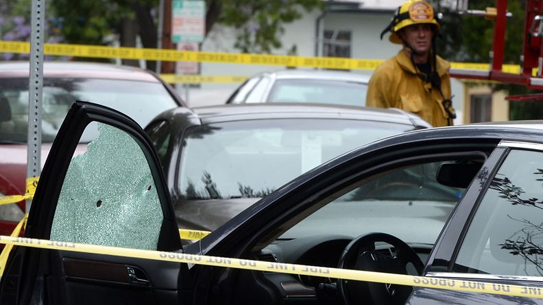Henkilöautossa ollutta naista oli ammuttu Los Angelesissa Kaliforniassa. Useita kuoli ammuskelussa asuinalueella ja läheisellä Santa Monica Collegen koulualueella. 