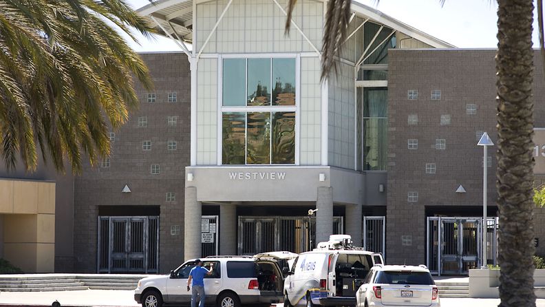 Tv-reportterit valmistautuivat lähettämään ohjelmaa Kaliforniassa San Diegon naapurustossa koululta, jota Denverin joukkosurmasta epäilty James Holmes kävi.