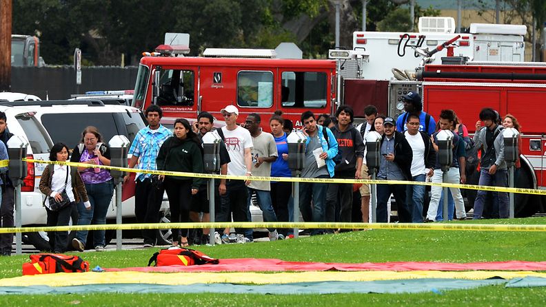 Santa Monican koulualue evakuoitiin ampumistapahtuman jäkeen. 