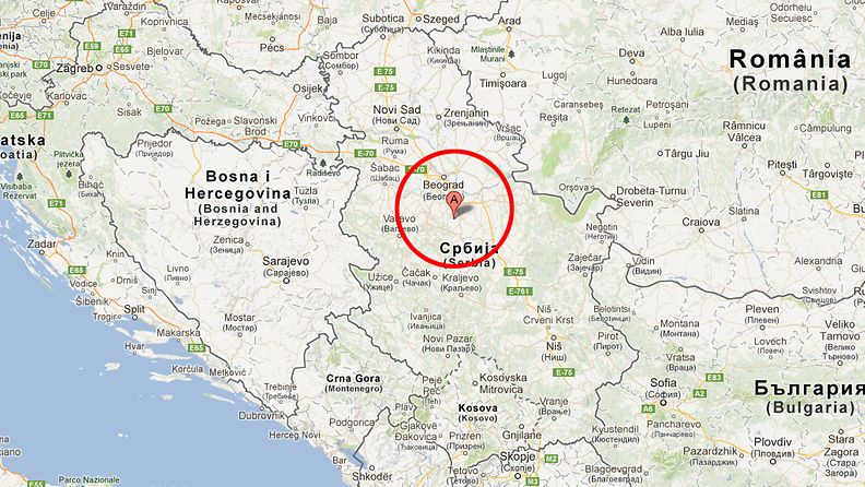  Mies surmasi nukkuvia sukulaisiaan Serbiassa Velika Ivanca -nimisessä kylässä. Kuvakaaappaus Google Mapsista. 