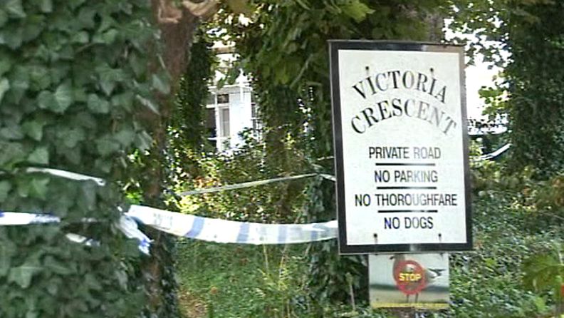 Poliisi on sulkenut Victoria Crescentin alueen St. Helierissä, Jerseyn saarella. 