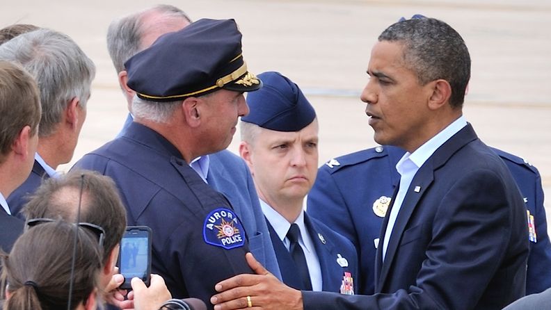 Auroran poliisipäällikkö Dan Oates ja presidentti Barack Obama 22. heinakuuta 2012.