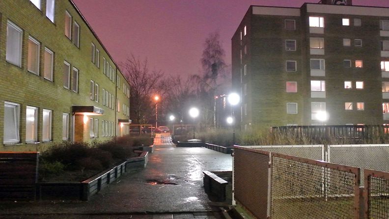 15-vuotias poika ammuttiin kuoliaaksi Rosengardin kaupunginosassa Malmössa uudenvuodenaattona 2011. Kuva: EPA