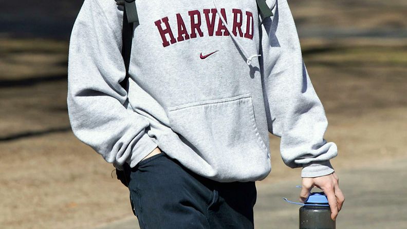 Harvardin yliopiston opiskelija hupullisessa urheilupuserossa.