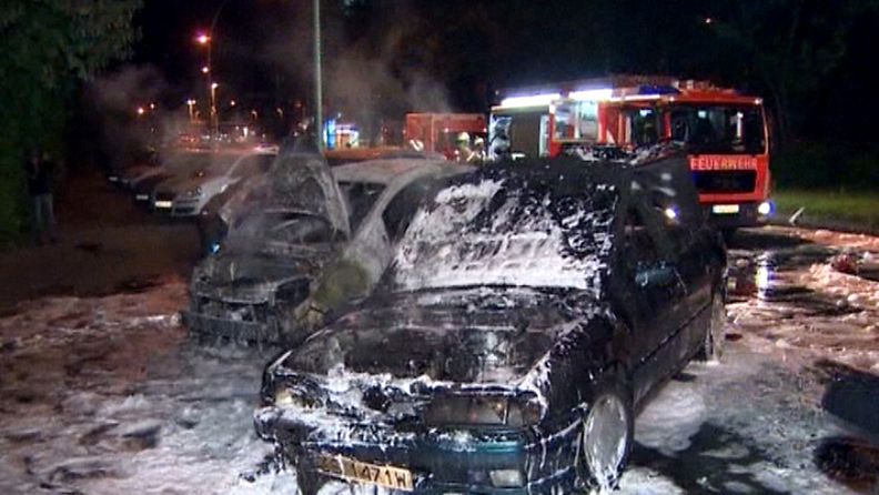 Tuhopolttaja iski jälleen pysäköityihin autoihin Saksassa Berliinissä. Kuvakaappaus AP:n videomateriaalista.