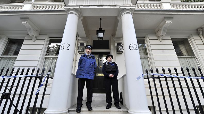 Poliisit vartioivat kartonkiperijän Hans Kristian Rausingin talon ulkopuolella 10. heinäkuuta 2012. 