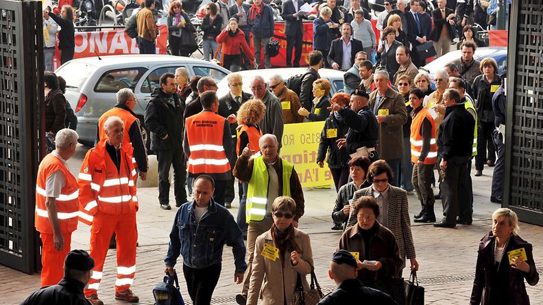 Ihmiset osoittavat mieltään oikeustalon edessä Italian Turinissa tuhansista asbestikuolemista syytettyä Eternit-yhtiötä vastaan huhtikuussa 2009.