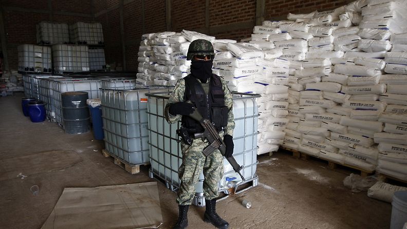 Sotilas vartioi löydettyä huumelaboratoriota Zapotlanejossa Meksikossa.