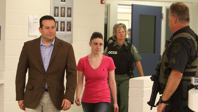 2-vuotiaan tyttärensä surmasta syytetty Casey Anthony käveli vapauteen puolustusasianajajansa kanssa 17.7.2011.