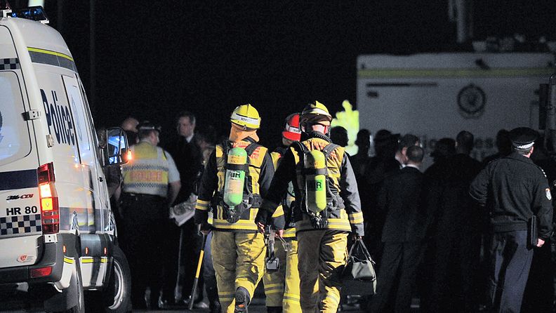 Pommiryhmä yrittää purkaa teinitytön kaulaan kiinnitettyä epäilyttävää laitetta Sydneyssä Australiassa 3.8.2011.