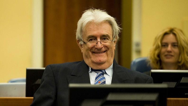 Radovan Karadzic vastaa Haagin tuomioistuimessa syytteisiin sotarikoksista Bosniassa.