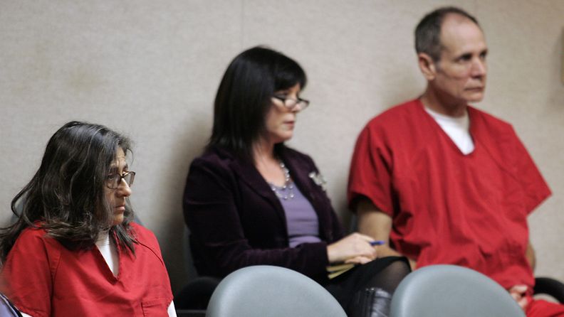 Yhdysvalloissa 18 vuotta vangittuna pidetyn Jaycee Dugardin sieppaajat Philip ja Nancy Garrido saivat rikoksistaan pitkät vankeustuomiot 2.6.2011. Kuvassa aviopari Philip Garridon asianajajan kanssa.