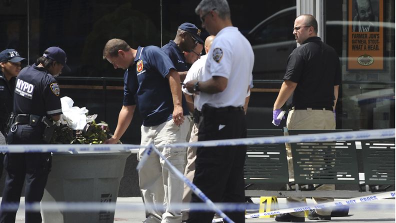 Poliisin tutkinnat käynnissä Empire State Buldingin edustalla sattuneen ampumavälikohtauksen johdosta 24.8.2012.