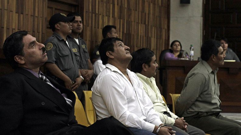 Guatemalalainen oikeusistuin tuomitsi neljä entistä upseeria yli 6000 vuoden vankeusrangaistuksiin siviilien tappamisesta maan sisällissodassa 3.8.2011. 