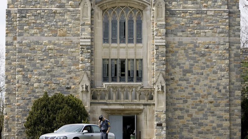 Virginia Tech -yliopisto suljettiin, kun sen kampuksella ammuttiin poliisi. Myös toista uhria pelätään. (Kuva: EPA)