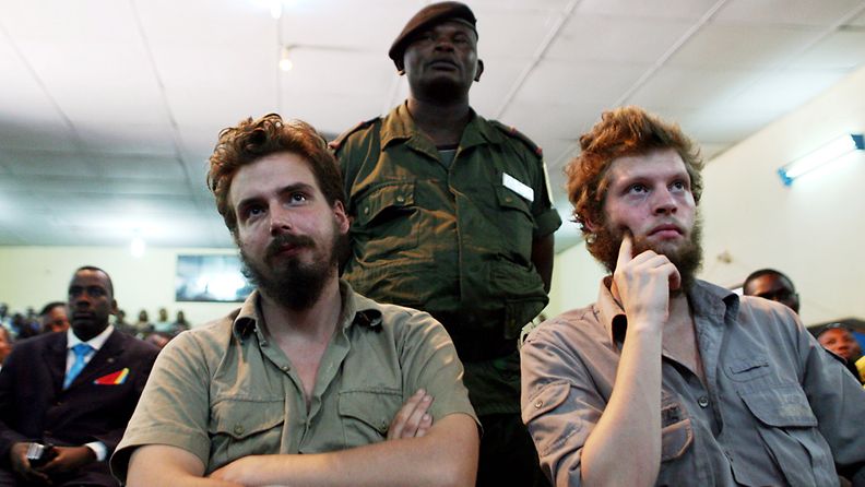 Norjan kansalaiset Tjostolv Moland (vas.) ja Joshua French kuuntelivat tuomionlukua kisanganilaisessa sotilastuomioistuimessa syyskuussa 2009. 