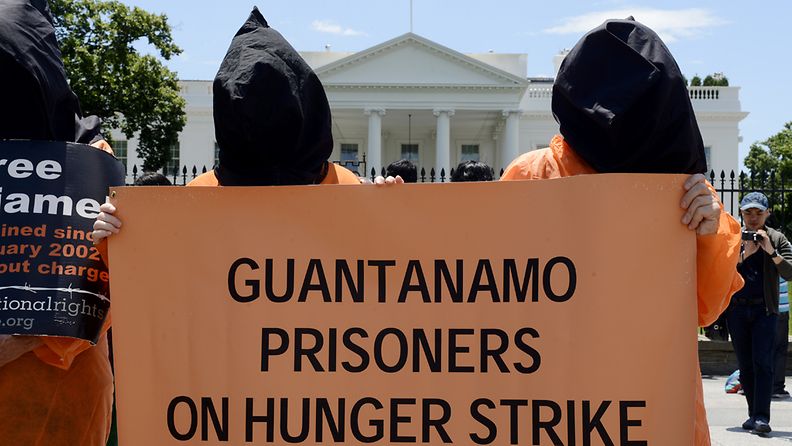Mielenosoitus Guantánamon vankien pakkosyöttämistä vastaan Valkoisen talon edessä viime kuussa. 