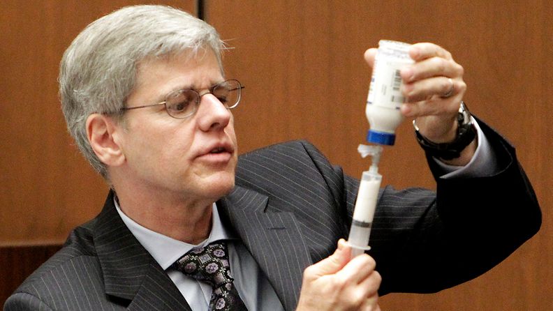 Asiantuntijatodistaja Steven Shafer esitteli oikeudessa miten propofolia annostellaan. 