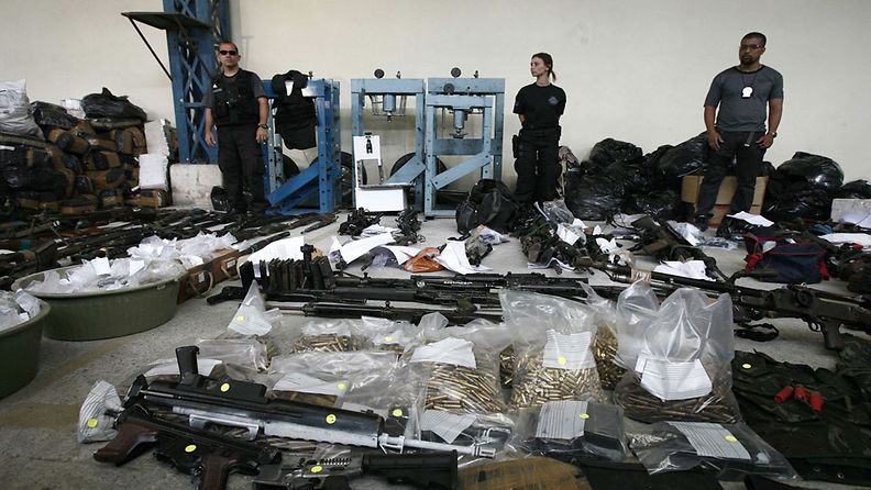 Brasilian Rio de Janeiron slummeista takavarikoituja huumeita ja aseita vuonna 2010.