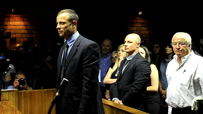 Oscar Pistorius kuunteli syytteenlukua murtuneena oikeudenkäynnissä.