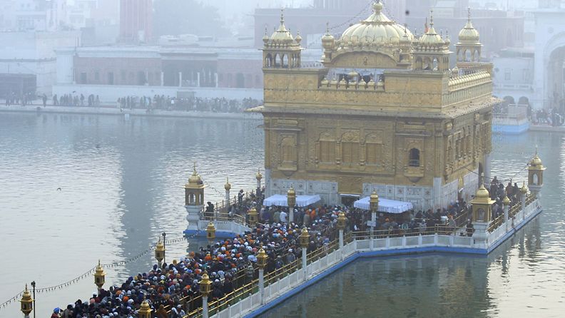 Sikhiläisyyden kaikkein pyhin pyhättö, Kultainen temppeli Amritsarissa Intiassa 1. tammikuuta 2012.