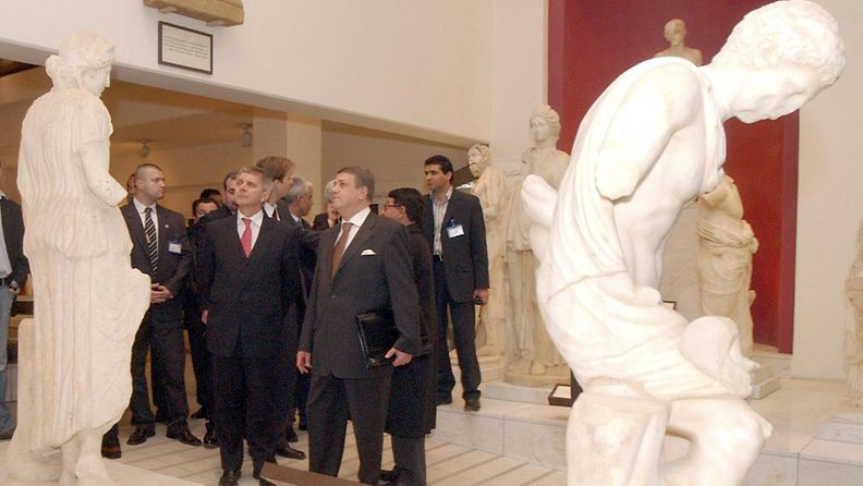 Puolan pääministeri Marek Bielka tutustui Tripolin museoihin matkallaan Libyaan vuonna 2005. Kuva: EPA