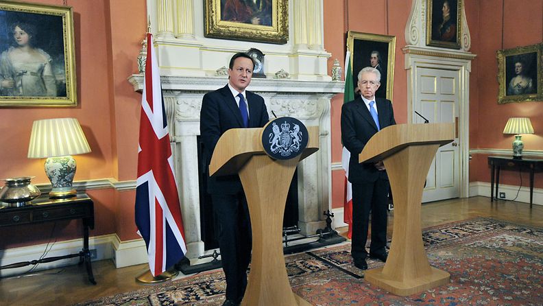 Britannian pääministeri David Cameron pitämässä tiedotustilaisuutta yhdessä Italian pääministeri Mario Montin kanssa.