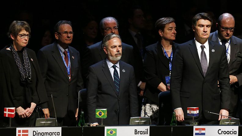 Brasilian ulkoministeri Antonio Patriota keskellä Etelä-Amerikan ja EU:n huippukokouksessa vietetyssä hiljaisessa hetkessä Santiagossa Chilessa 27.1.2013