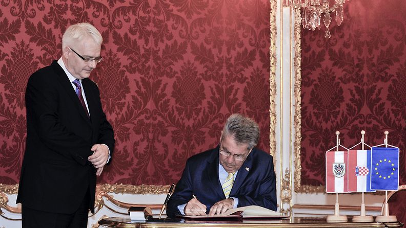 Itävallan presidentti Heinz Fischer (oik.) ja Kroatian presidentti Ivo Josipovic ratifioivat Kroatian EU-jäsenyyssopimuksen Itävallassa heinäkuussa 2012..