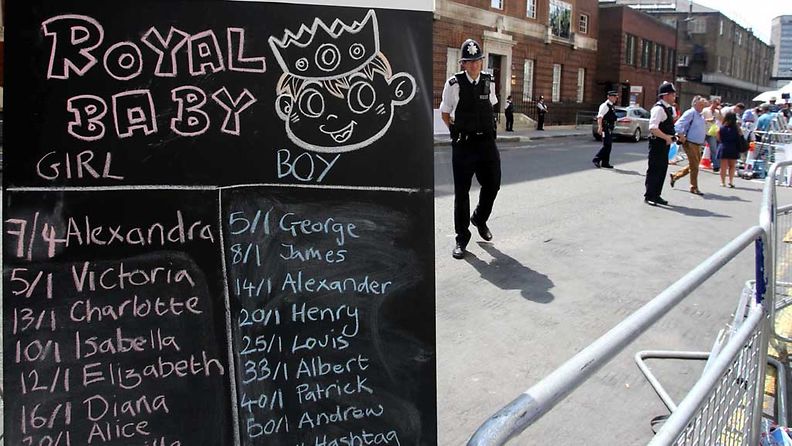 Kuninkaallisen vauvan nimestä lyötiin vetoa Lontoossa.