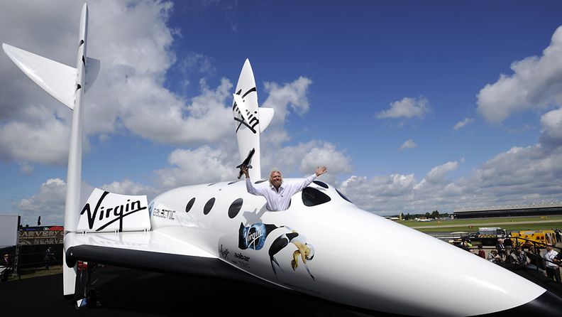 Amerikkalainen Virgin Galactic -yhtiö teki jo vuonna 2009 sopimuksen Kiirunan kanssa matkojen aloittamisesta. Kuvassa Virgin Galacticin omistaja sir Richard Branson poseeraa kaupallisiin avaruuslentoihin käytettävän aluksen kopiossa. 