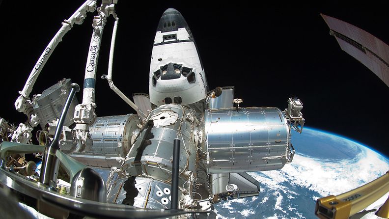 Endeavour-sukkula telakoituneena ISS-avaruusasemalle 28. toukokuuta 2011. (EPA)