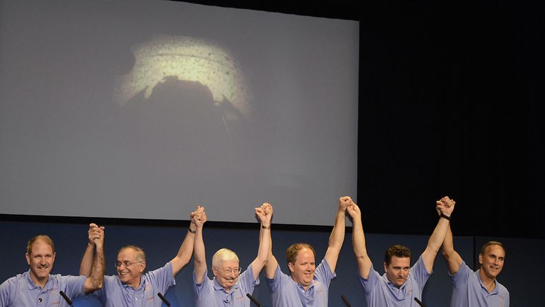 NASA:n tutkijat riemuitsivat Curiosityn onnistumista. 