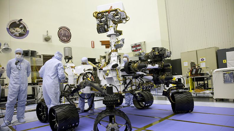 Teknikot testasivat Curiosityn laitteita 18. heinäkuuta 2011.