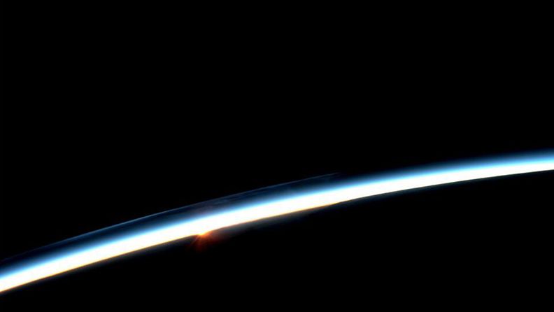 NASAn kuvaa auringonnoususta ISS:llä kuvattuna.