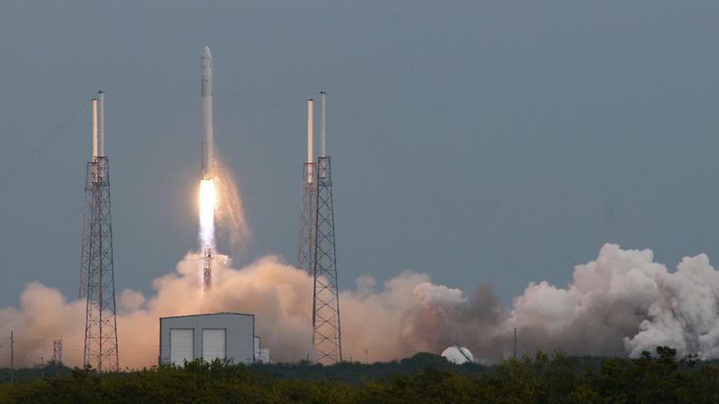 Dragon-kapselia kantava raketti laukaistiin Cape Canaveralin avaruusasemalla Floridassa 1. maaliskuuta.    