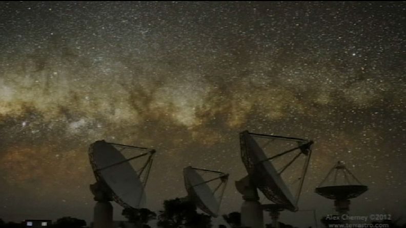 Australiassa esiteltiin maailman nopeinta radioteleskooppia. Kuvakaappaus AP:n videosta.
