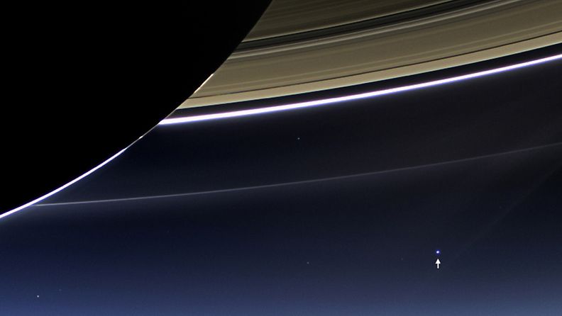 Saturnuksen renkaan lähistöllä näkyvä maa on vain pieni piste.