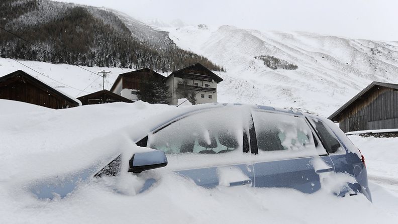 Andrea-myrsky on hukuttanut Itävallan, Sveitsin ja Ranskan hiihtokohteet lumeen.