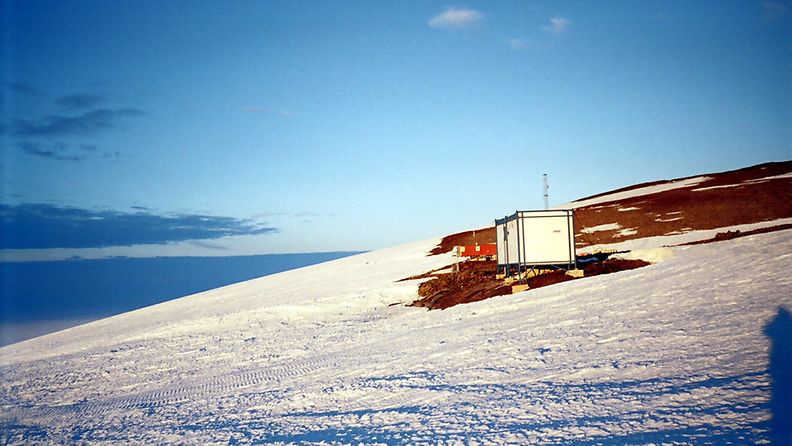 FINNARP tutkimusryhmän tutkija Jaakko Mäkinen mittaa kuvassa näkyvässä tutkimuskopissa etelänapamantereen painovoimamuutoksia. Tutkimuskoppi sijaitsee Aboa tutkimusaseman liepeillä. Kuva otettu helmikuussa 2004. 