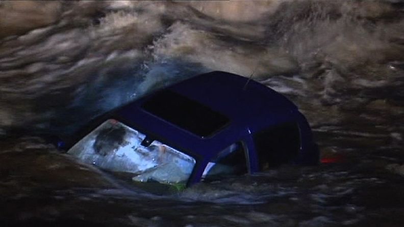 Tulvan hukuttama auto Australian tulvissa.