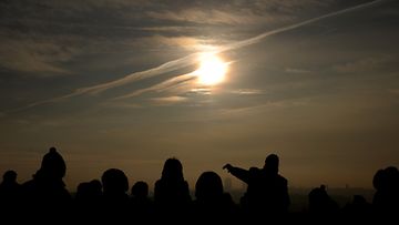 Prahalaiset löysivät hyvän näköalapaikan auringonpimennyksen katselemiseen Tshekissä. Kuva: EPA